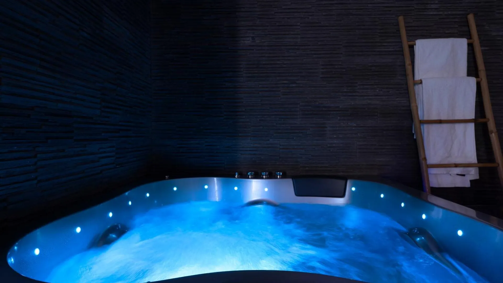 Appartement Loft Romantique - Spa Privatif - Spa Noctambulles Hyères
